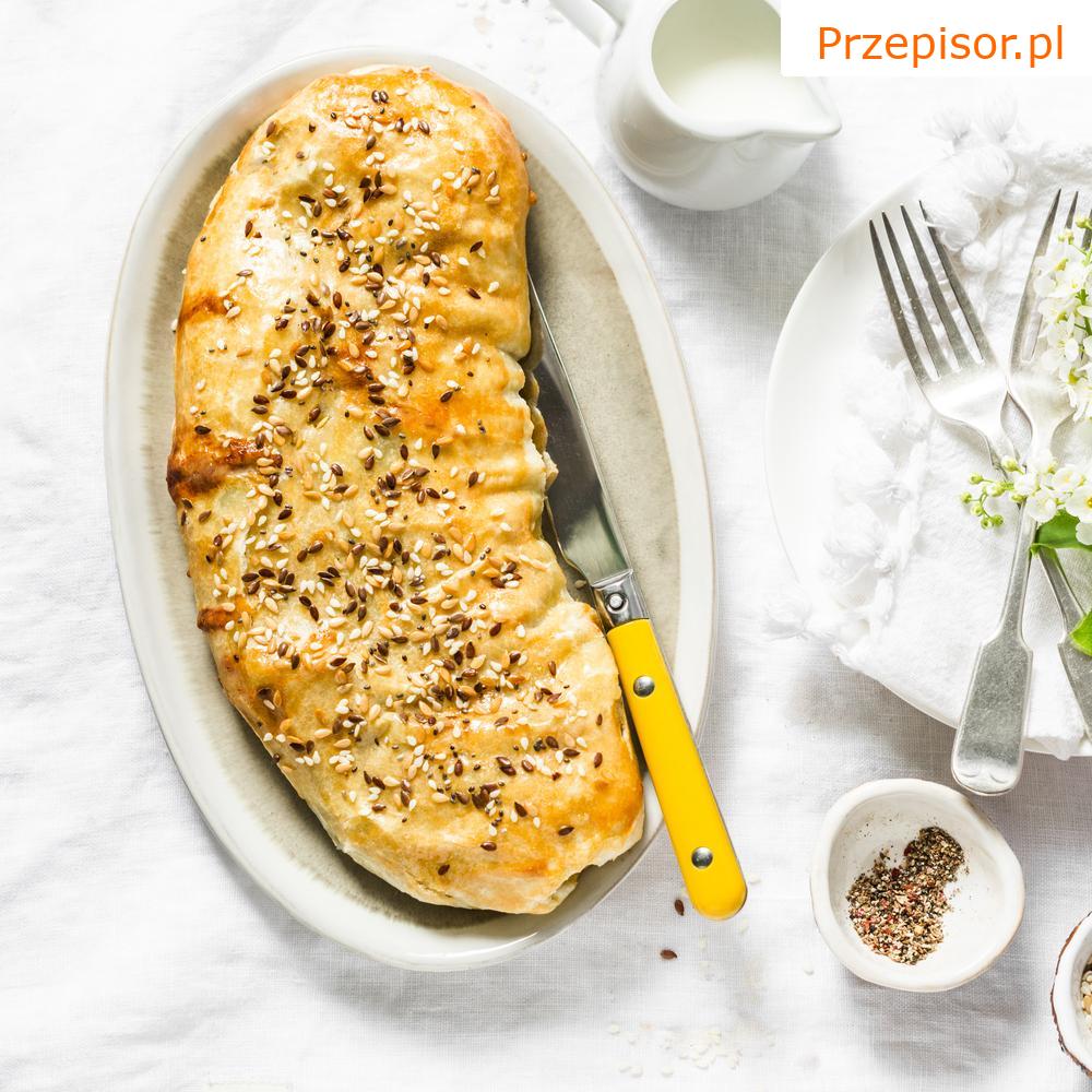 Cebulowy strudel z ciasta francuskiego