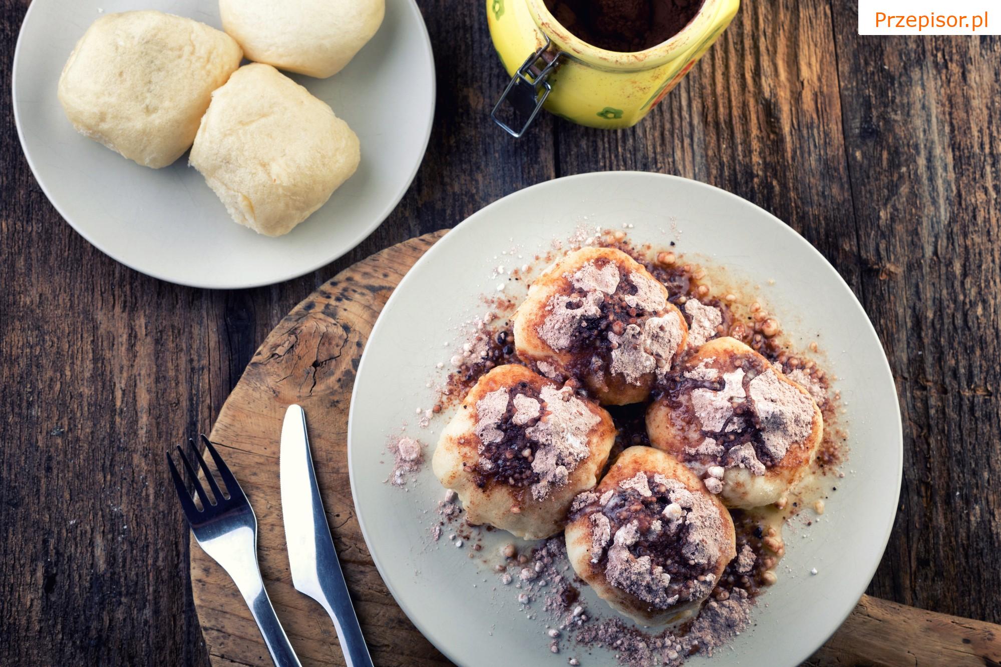 Dumplings drożdżowe z powidłami gotowane na parze