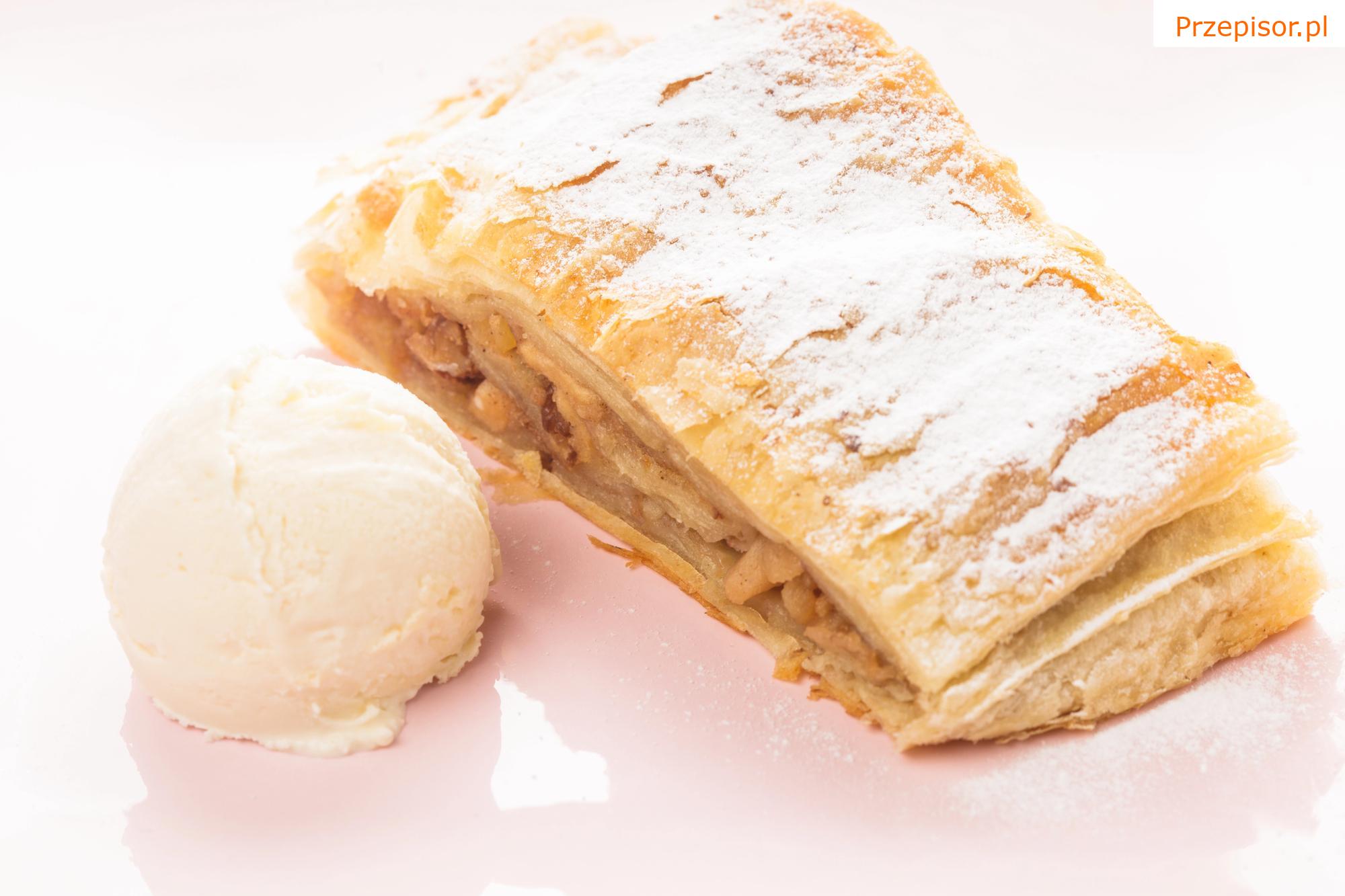 Jabłkowy strudel z ciasta twarogowego