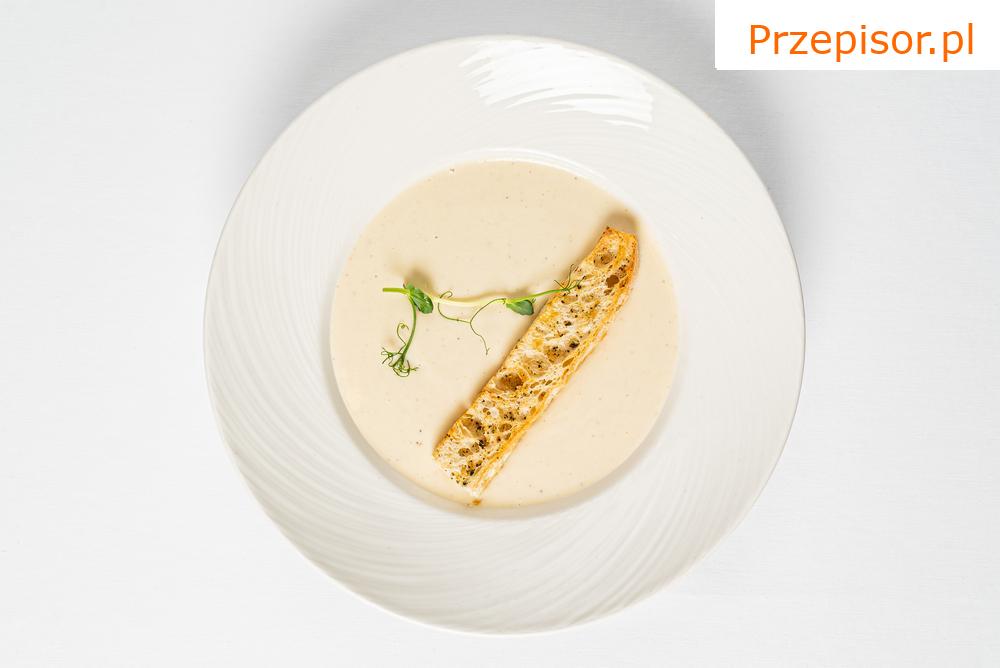 Krem z pasternaku z czosnkiem i chipsami z pasternaku