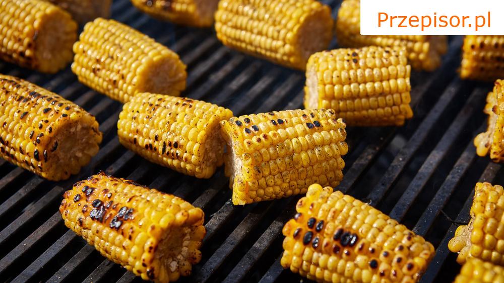 Kukurydza w warzywach do pieczenia i na grill