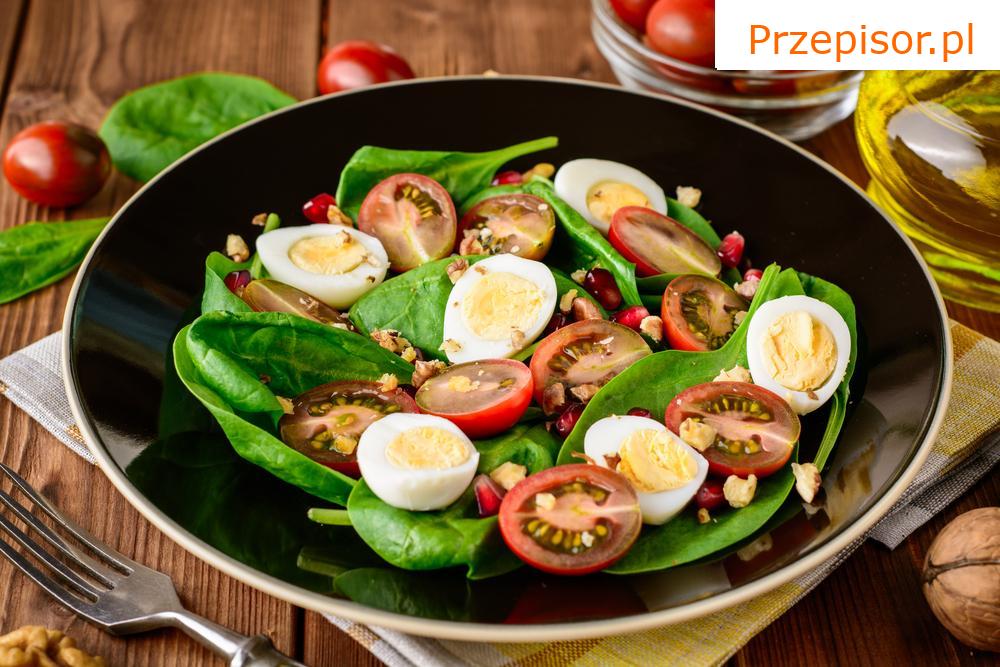Letnia sałatka z jajkiem i chrupiącym indykiem