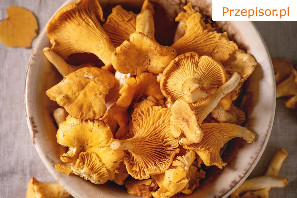 Makaron z sosem śmietanowym z kurkami