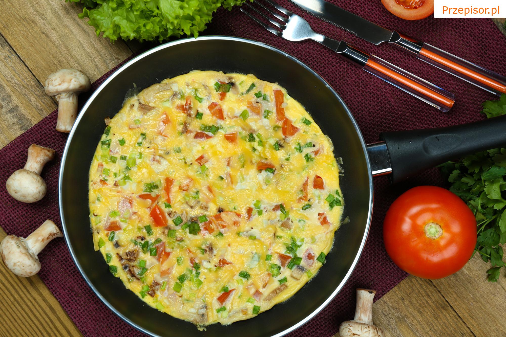 Omlet z pomidorami i awokado
