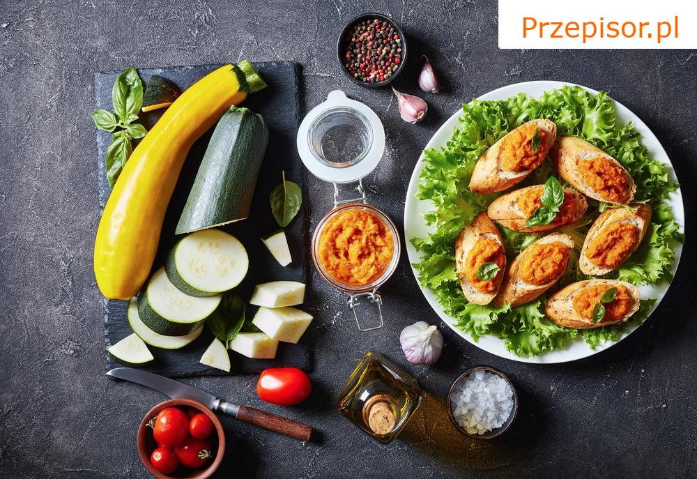 Pikantna cukiniowa pasta na tostach
