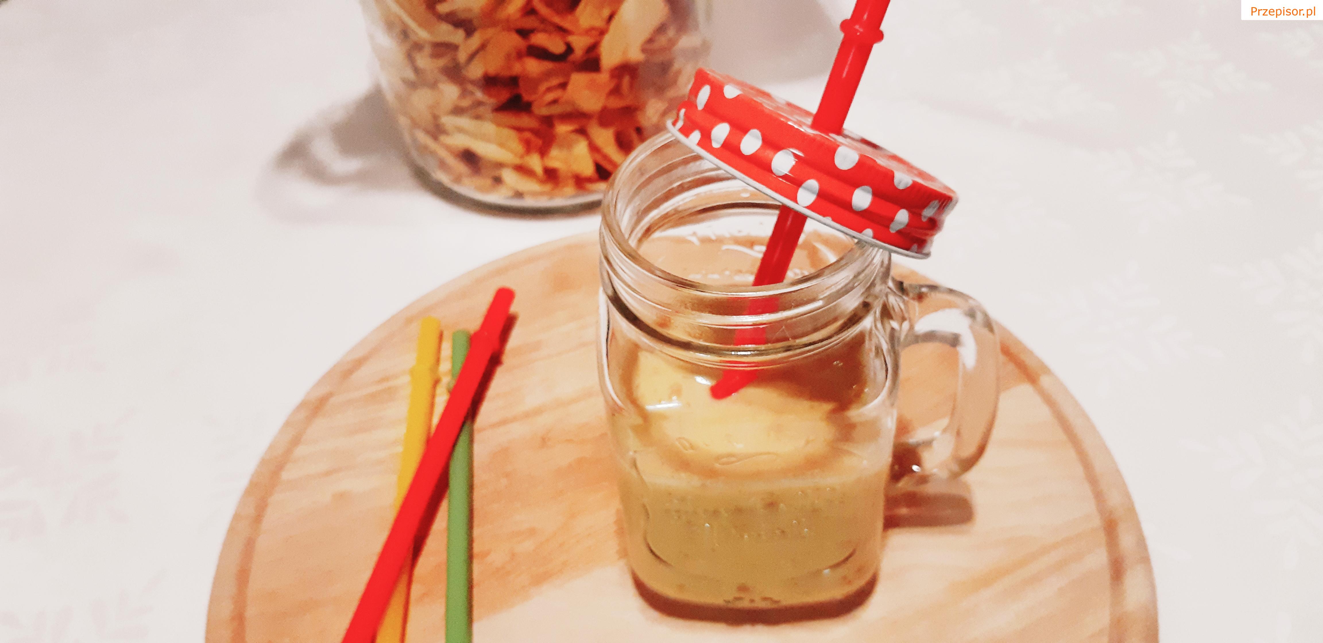 Pomarańczowe smoothie z goji i daktylami