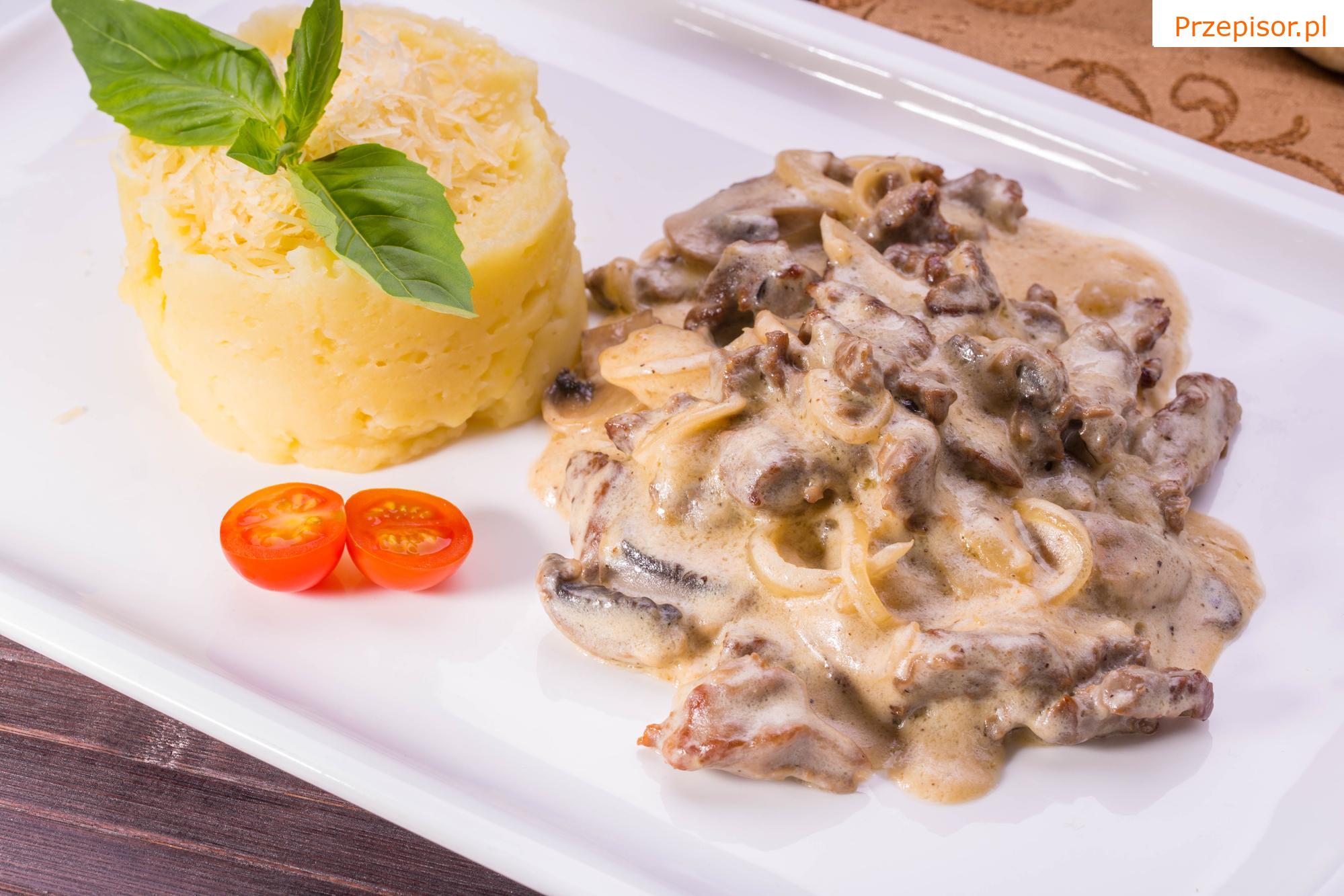Ravioli nadziewane wołowiną w sosie śmietanowym