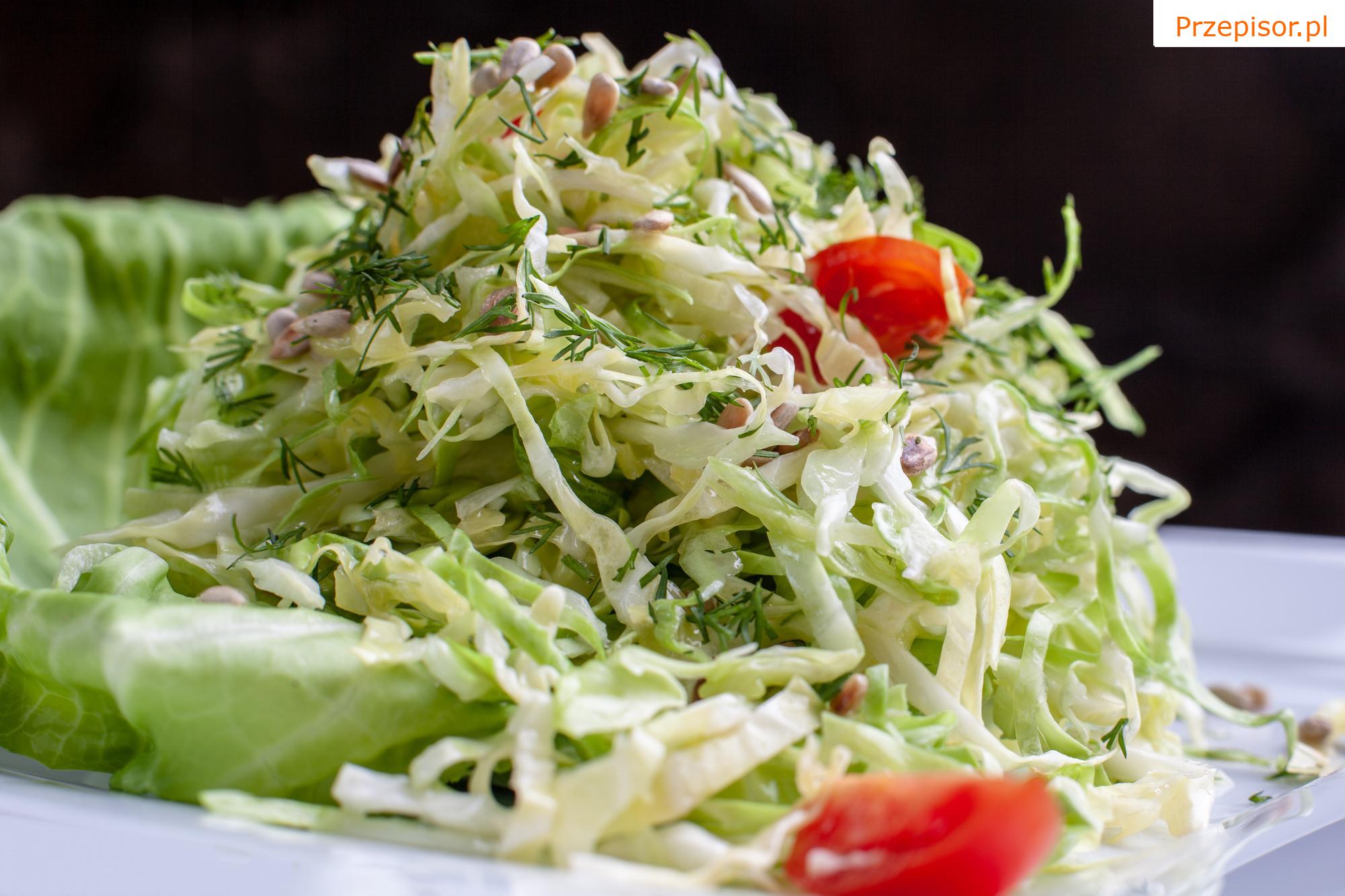 Sałatka szopska z zielonym sosem