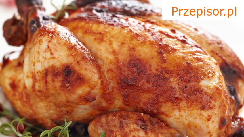 Soczysty ziołowy kurczak pieczony na grubej soli