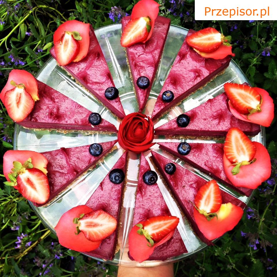 Surowe ciasto truskawkowe