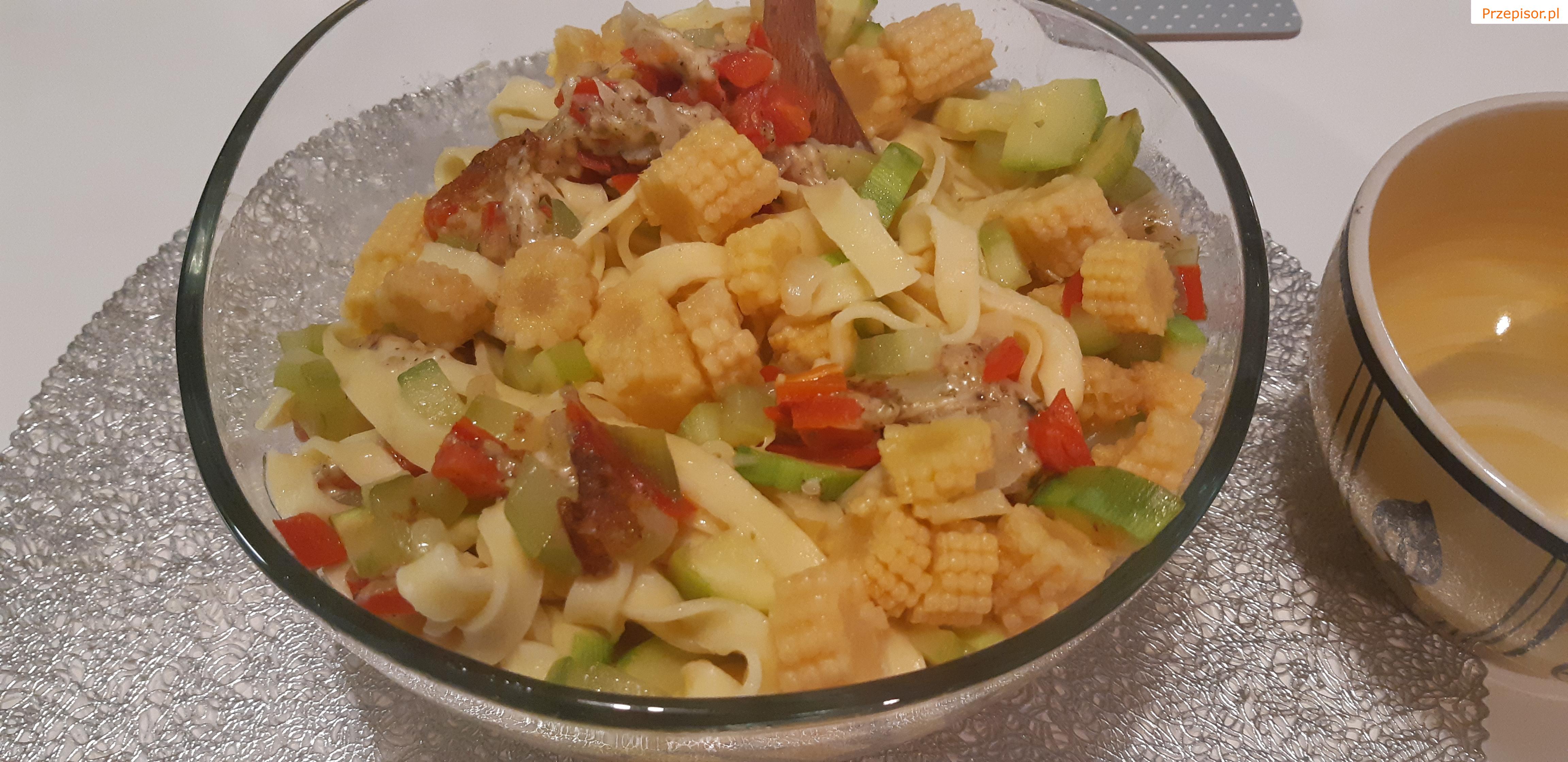 Tagliatelle z oliwkami i warzywami