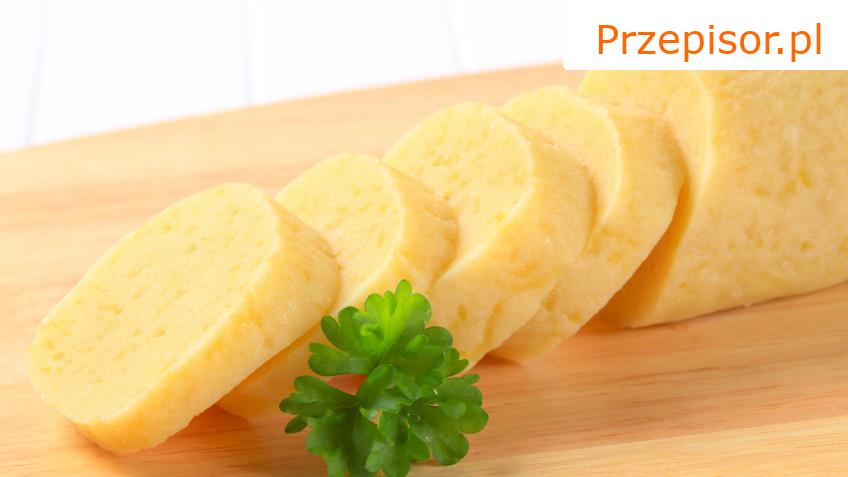 Ziemniaczany knedel wypełniony domową kiełbasą winną
